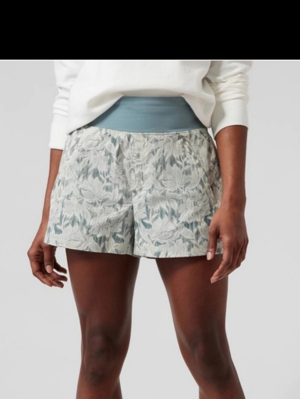 ATHLETA Trekkie North Short in Ethereal Bloom Magnolia White